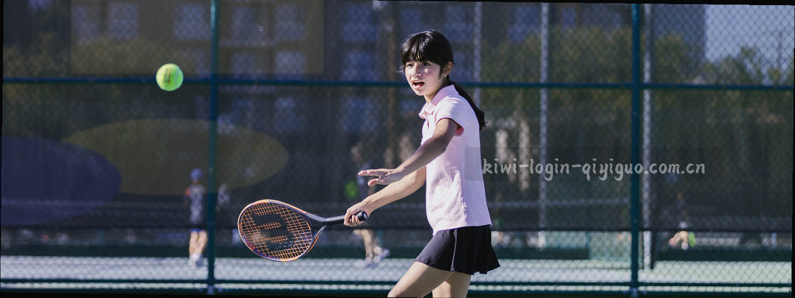 抽象的射门轨迹弧线与数据折线在深绿背景上交叠，荧光黄线条微微发光